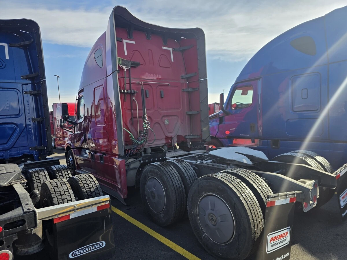 2022 Freightliner Cascadia - image 4