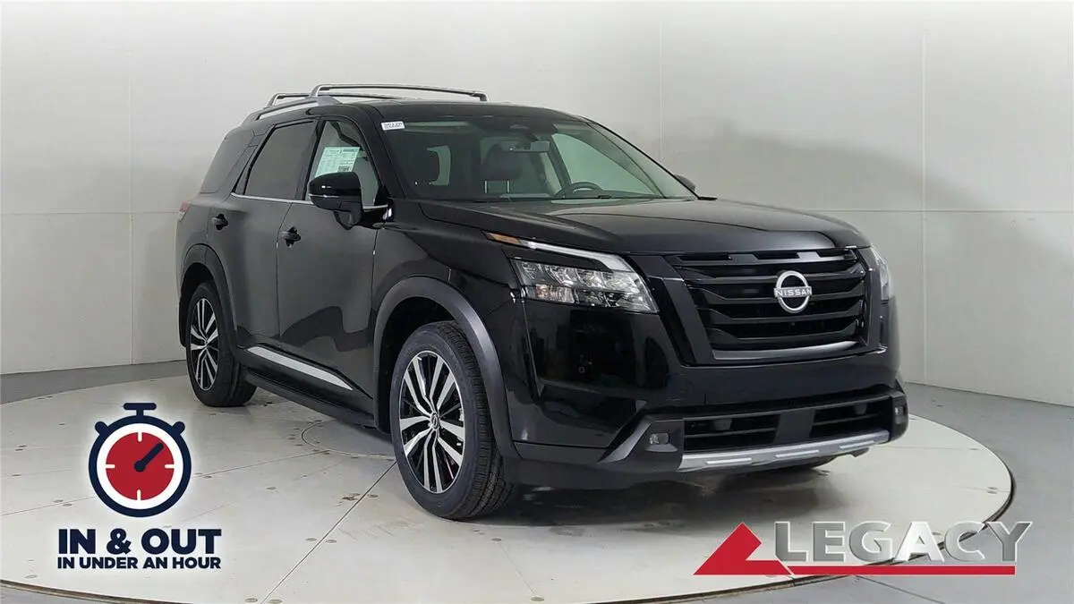 2025 Nissan Pathfinder Platinum's photo