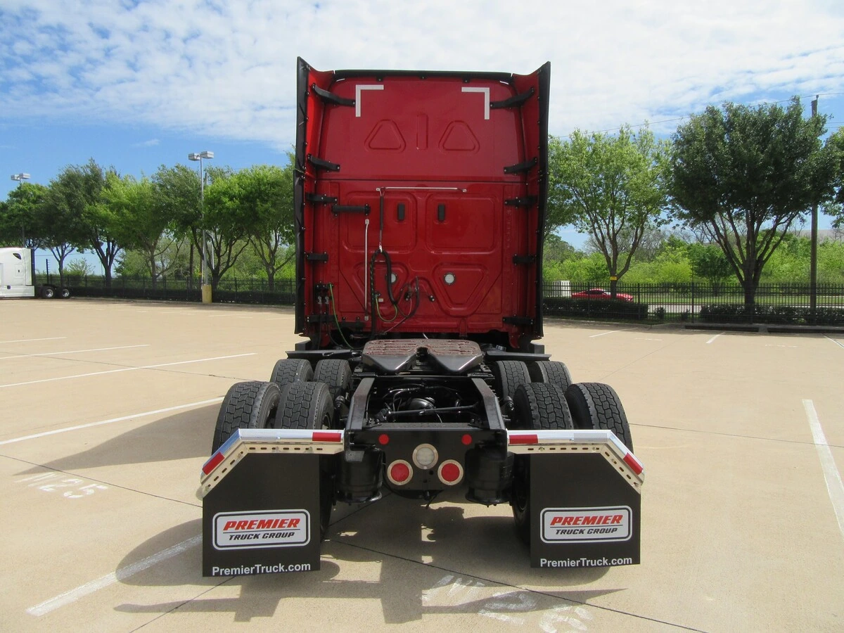 2022 Freightliner Cascadia - image 8