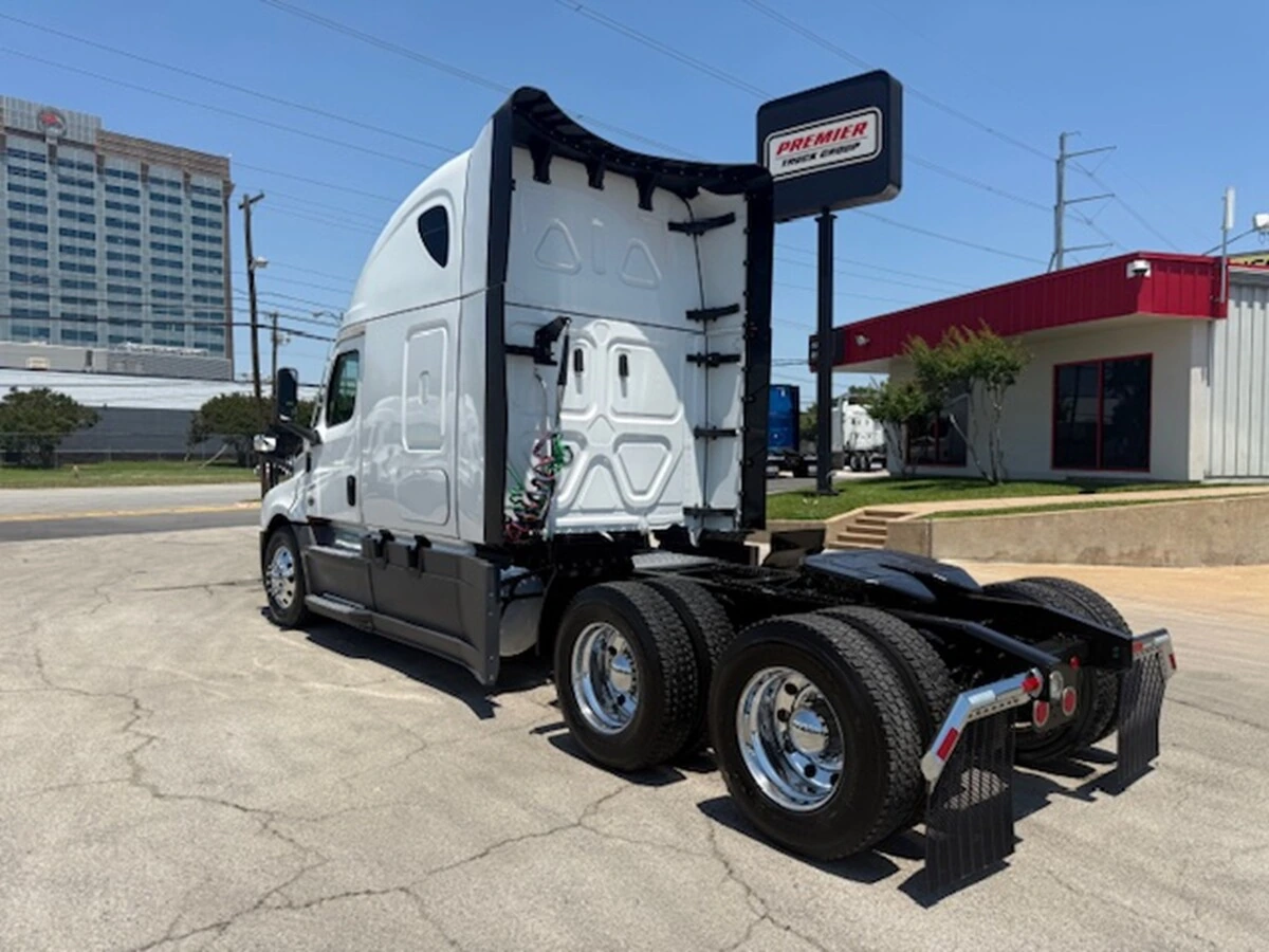 2025 Freightliner Cascadia — photo 6