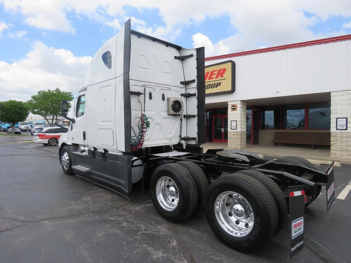 2023 Freightliner Cascadia - image 3