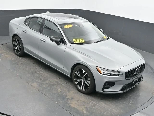 2025 Volvo - image 33