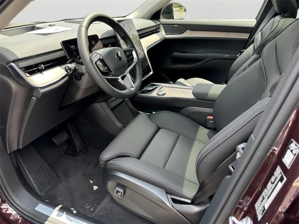 2025 Volvo - image 18