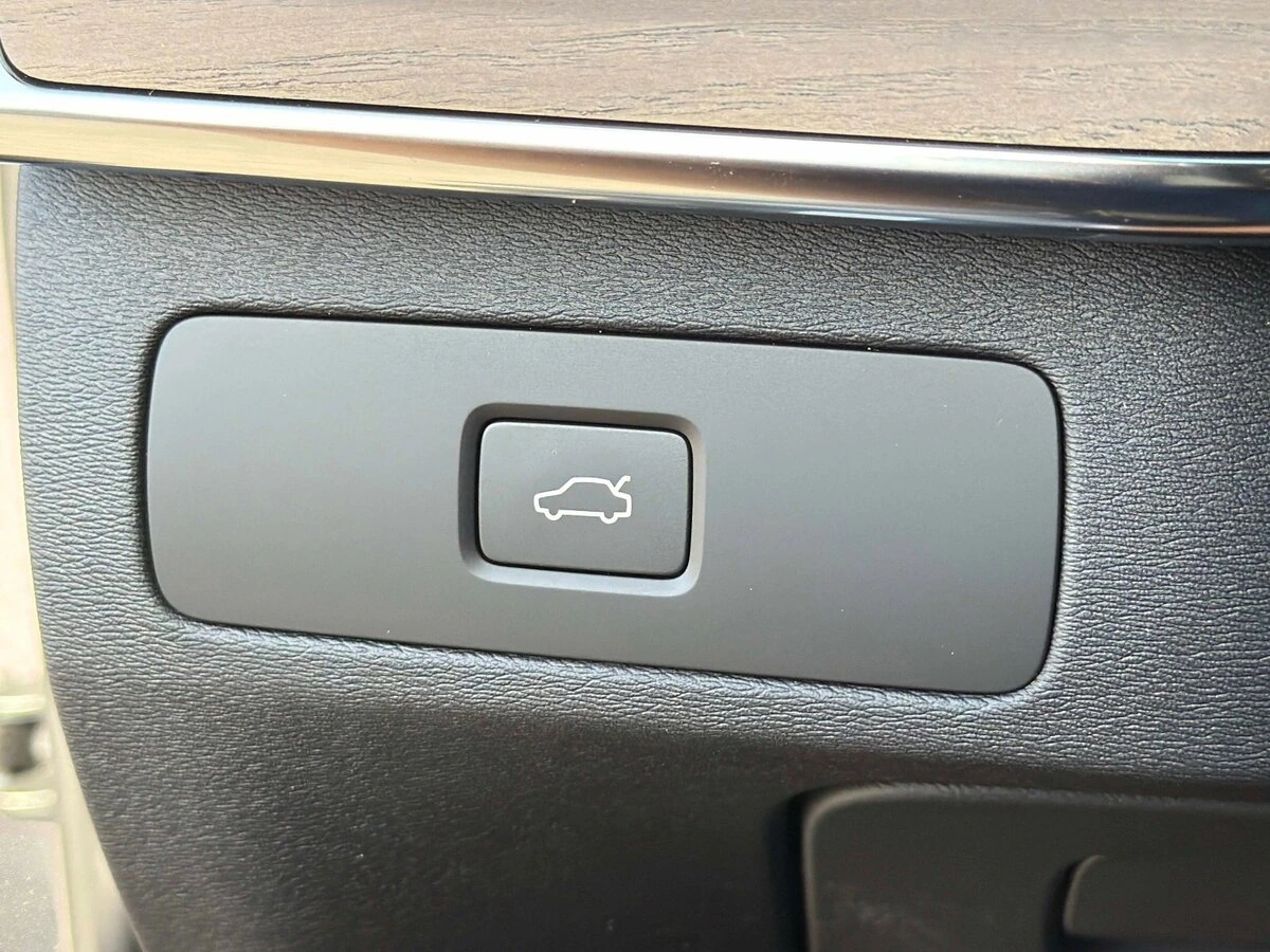 2026 Volvo - image 32