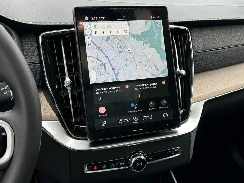 2025 Volvo - image 23