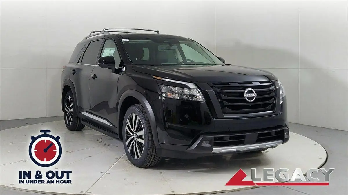 2025 Nissan Pathfinder Platinum's photo