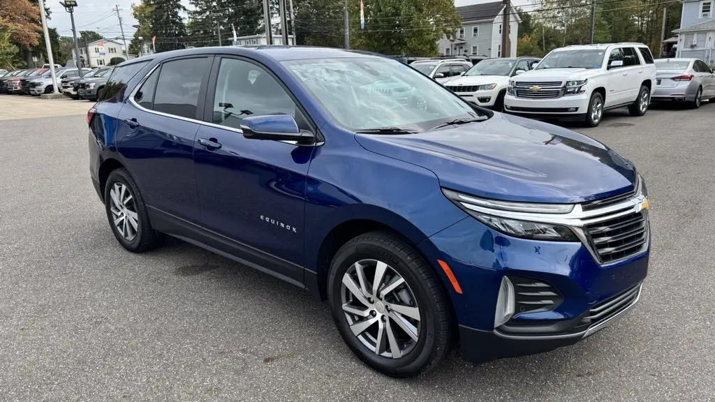 2023 Chevrolet Equinox LT photo 2