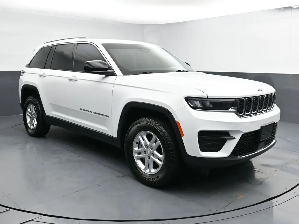 2023 Jeep Grand Cherokee Laredo photo 2