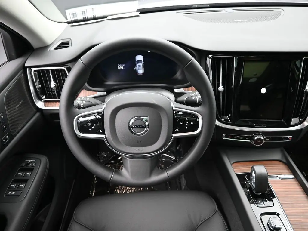 2026 Volvo - image 18