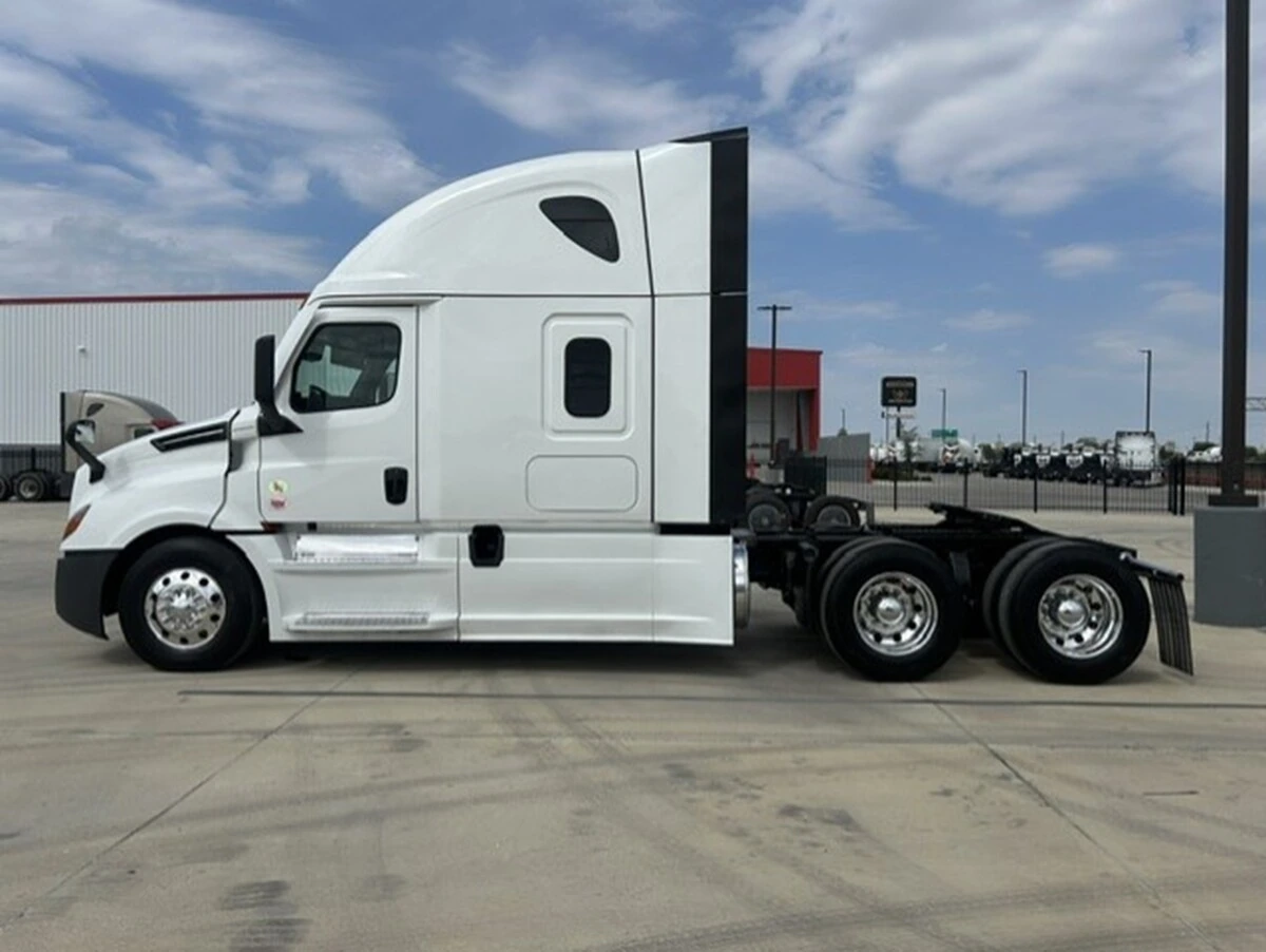 2025 Freightliner Cascadia — photo 2