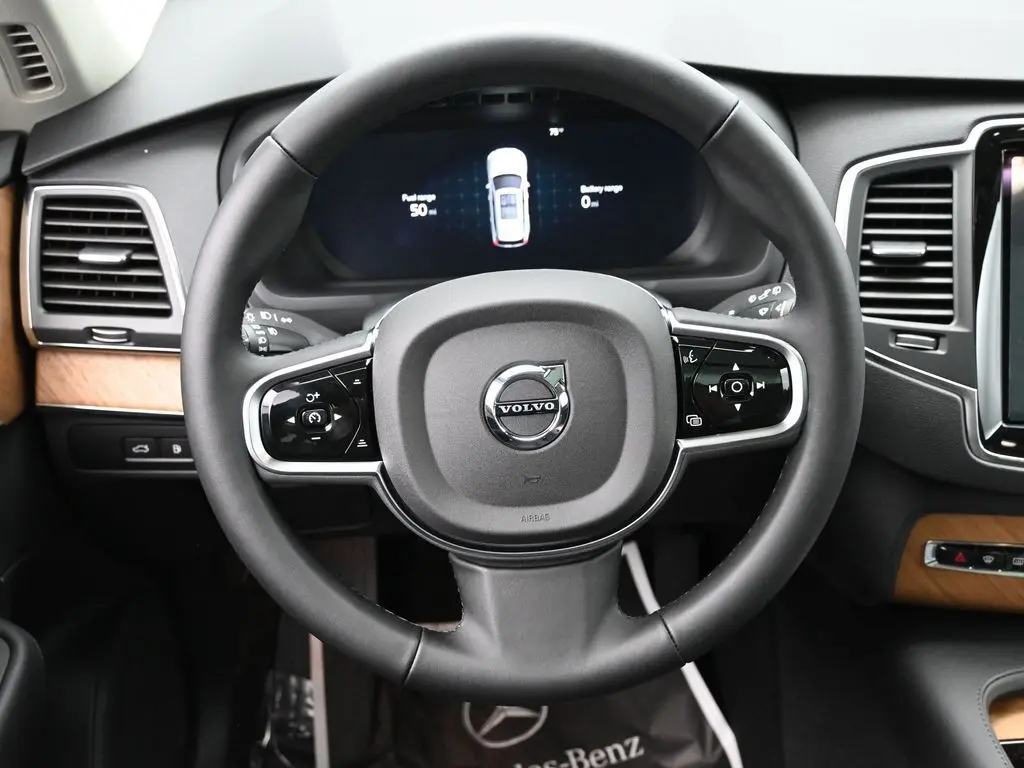 2025 Volvo - image 17