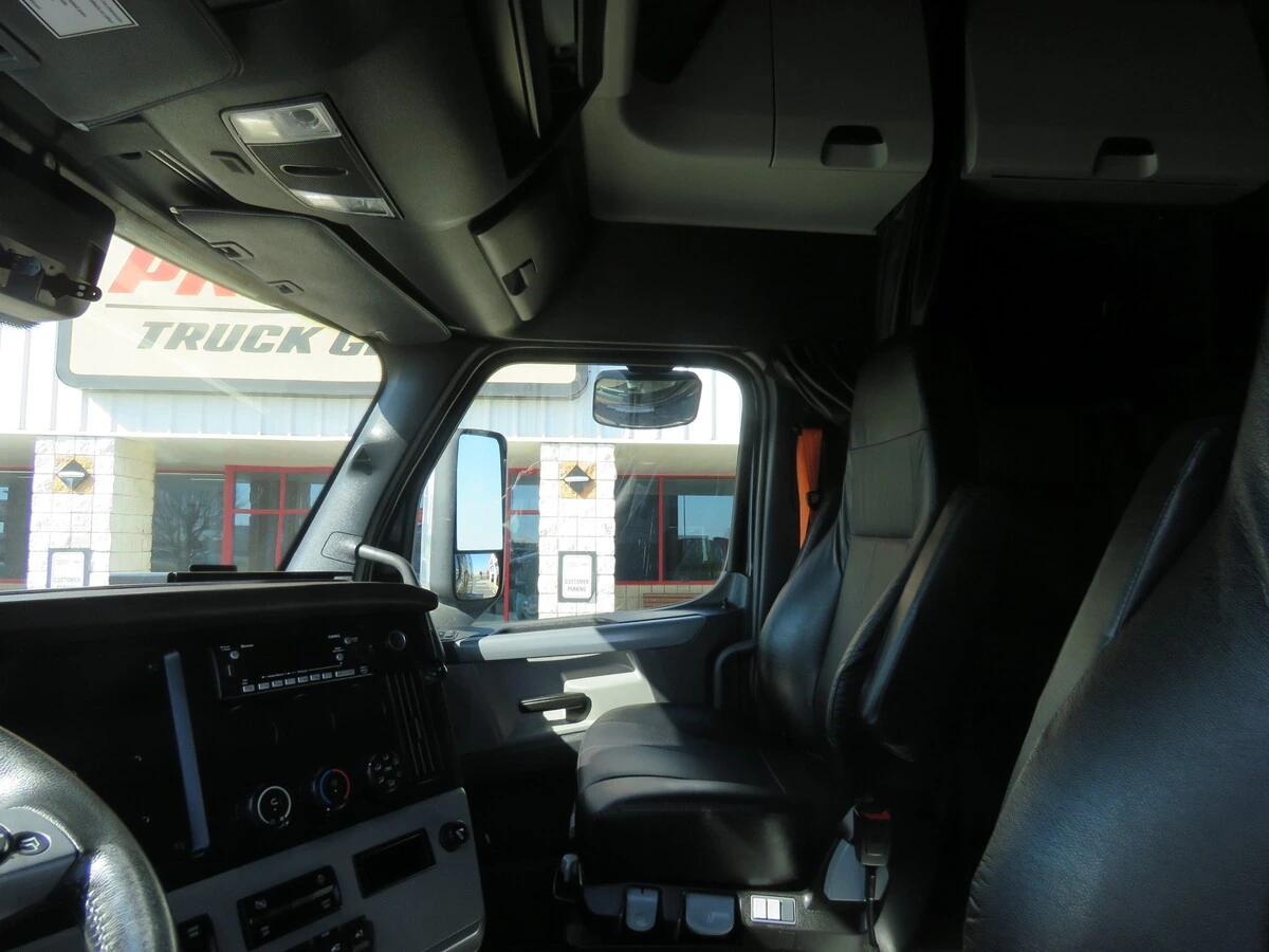 2022 Freightliner Cascadia - image 15