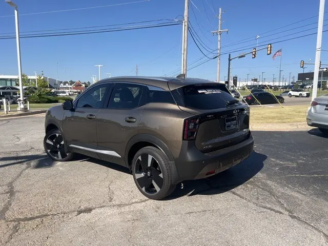 2025 Nissan Kicks SR photo 3