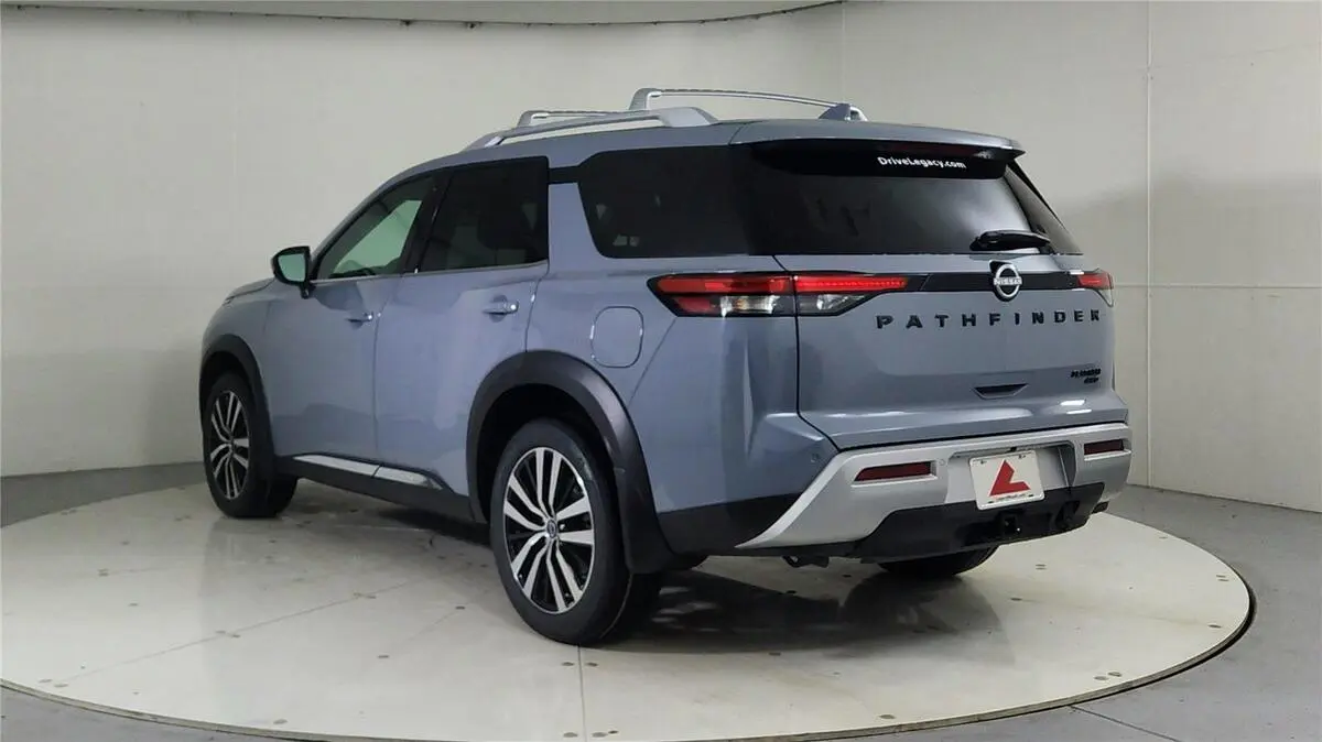 2025 Nissan Pathfinder Platinum photo 3