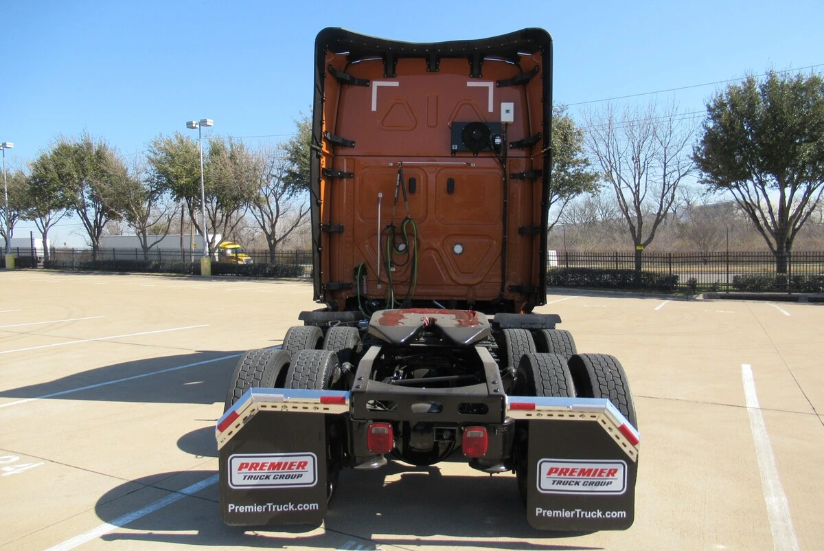 2025 Freightliner Cascadia - image 8