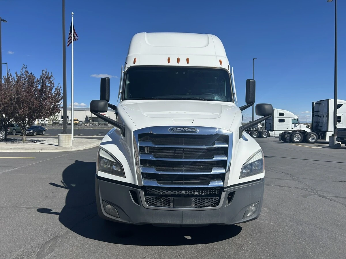 2022 Freightliner Cascadia - image 3