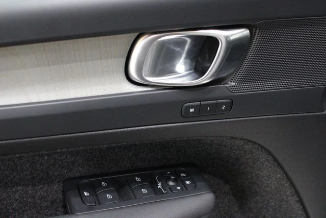 2025 Volvo - image 19