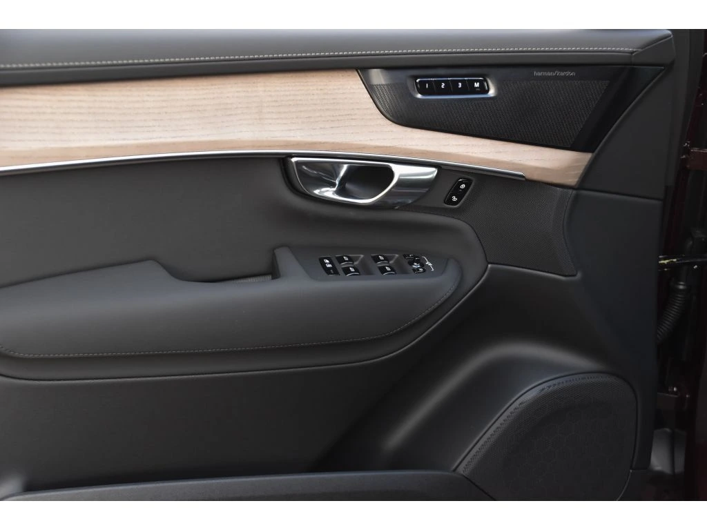 2026 Volvo - image 26