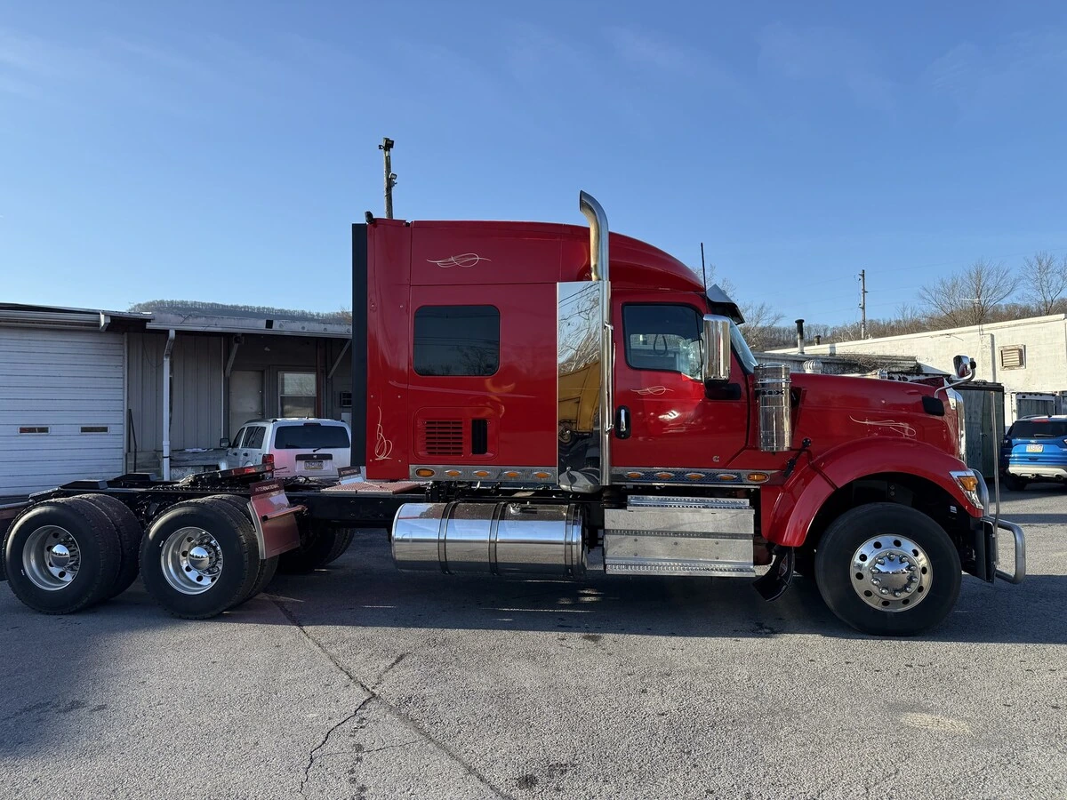 2022 International - image 4