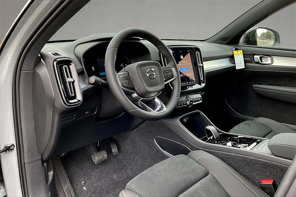 2026 Volvo - image 7