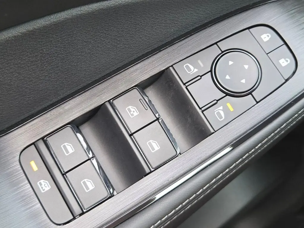 2026 Nissan Rogue SV photo 17