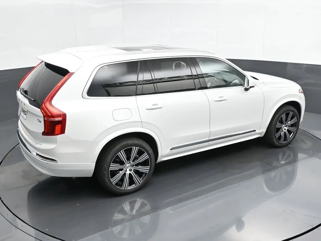 2025 Volvo - image 33