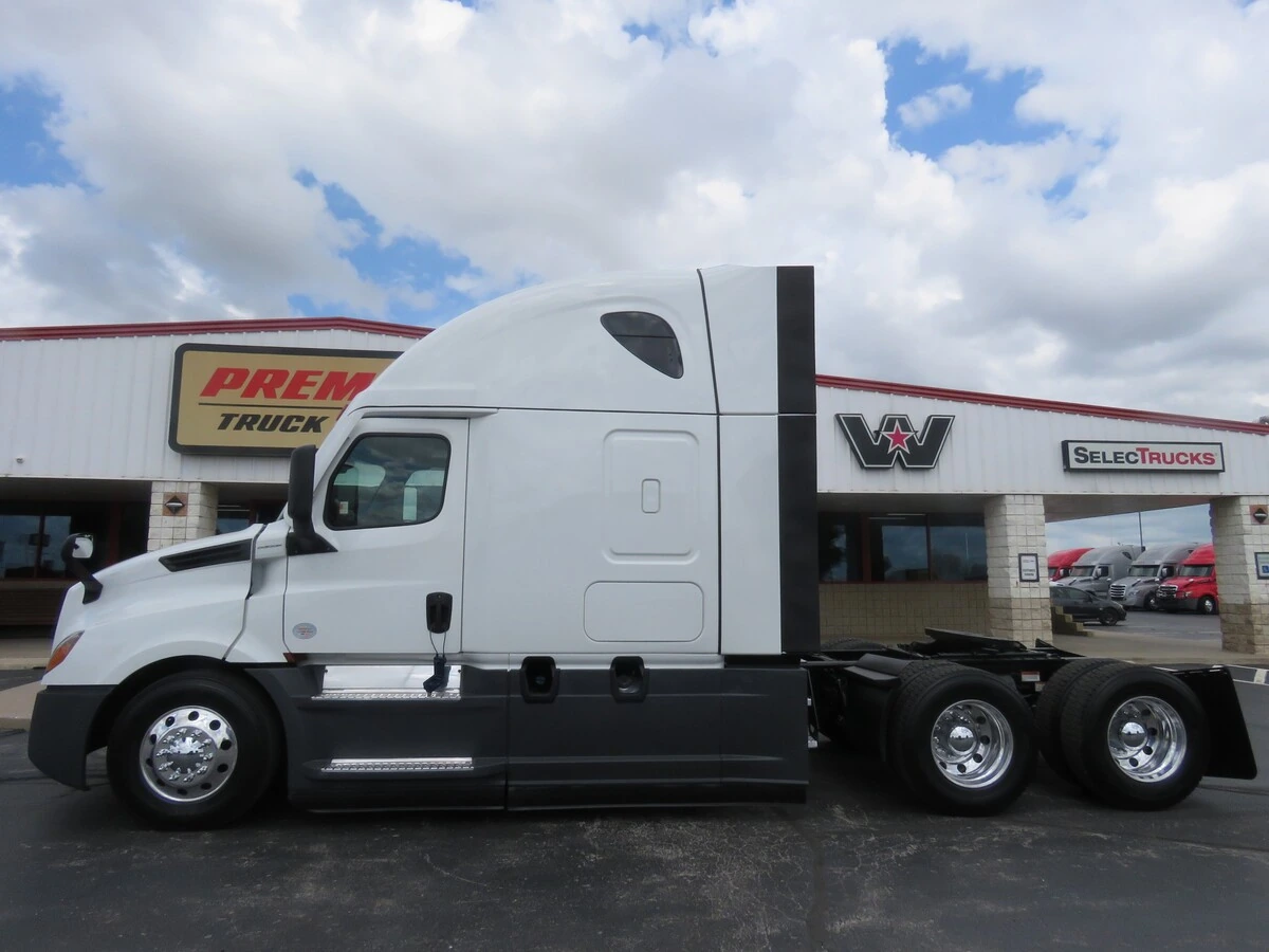 2023 Freightliner Cascadia - image 2