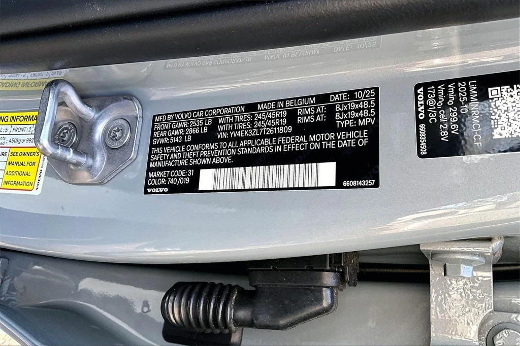 2026 Volvo - image 8