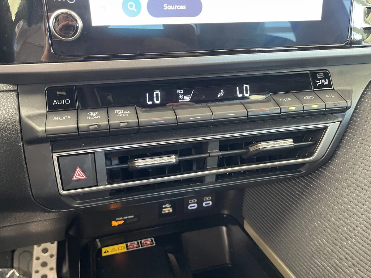 2025 Toyota Camry SE - Photo 28