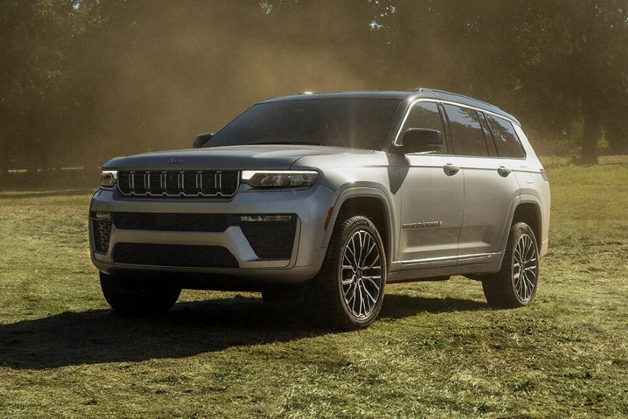 2026 Jeep Grand Cherokee Exterior Driver Side Front Angle