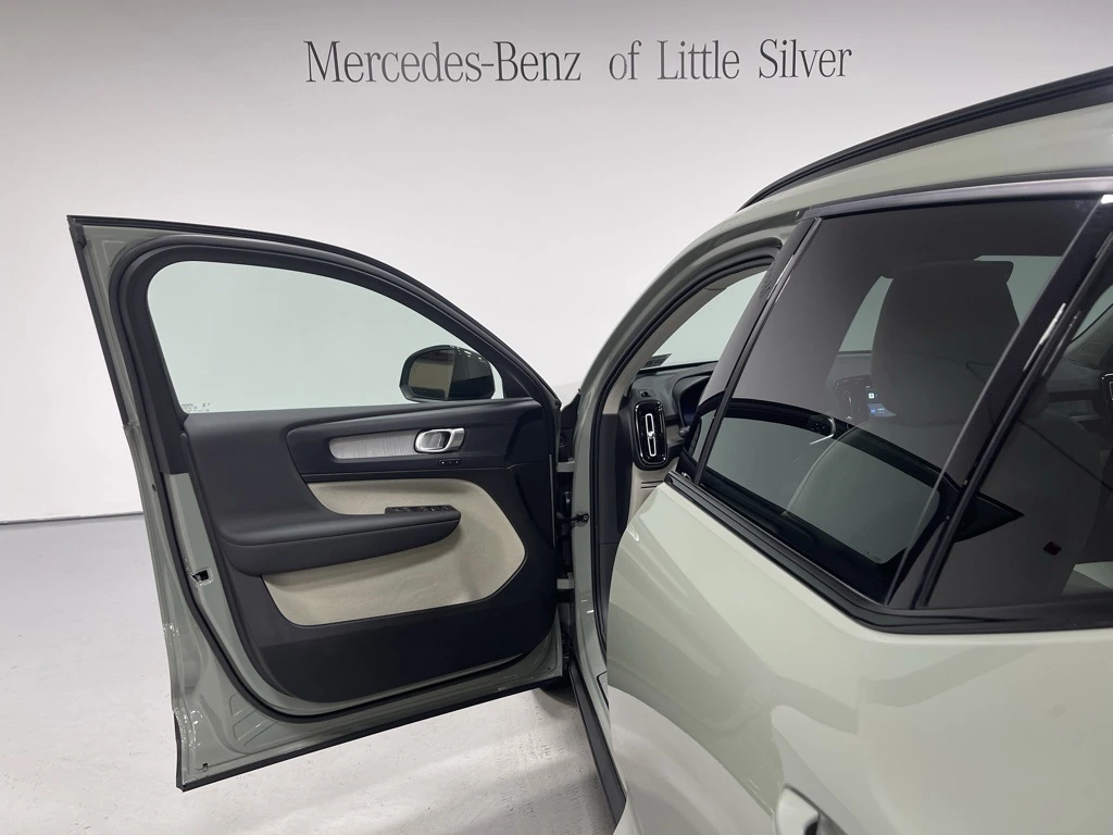 2025 Volvo - image 17