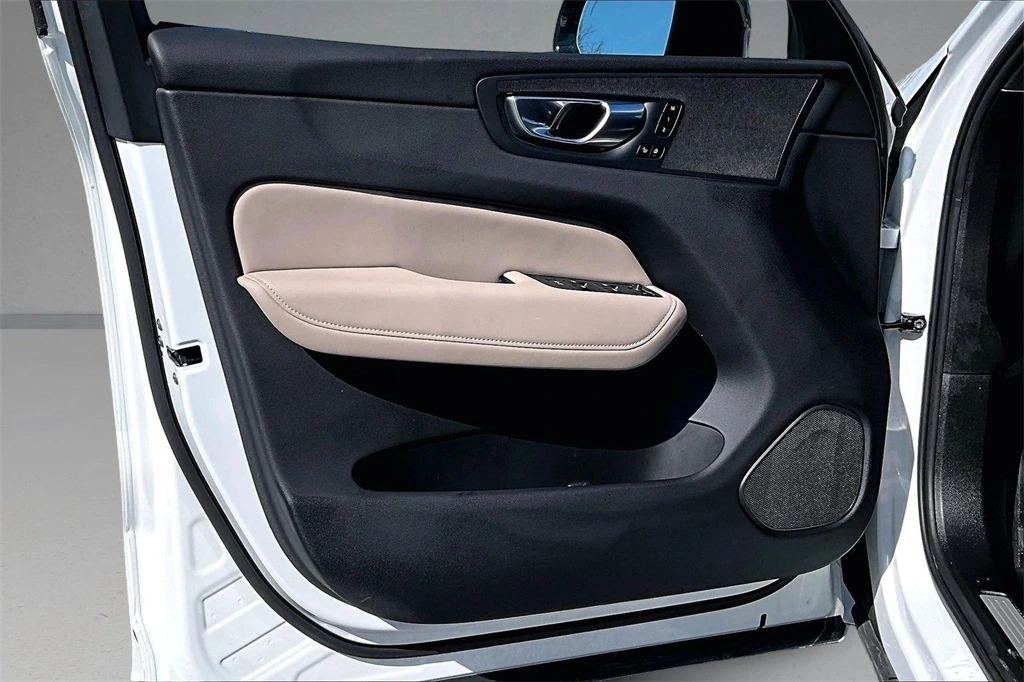 2026 Volvo - image 20