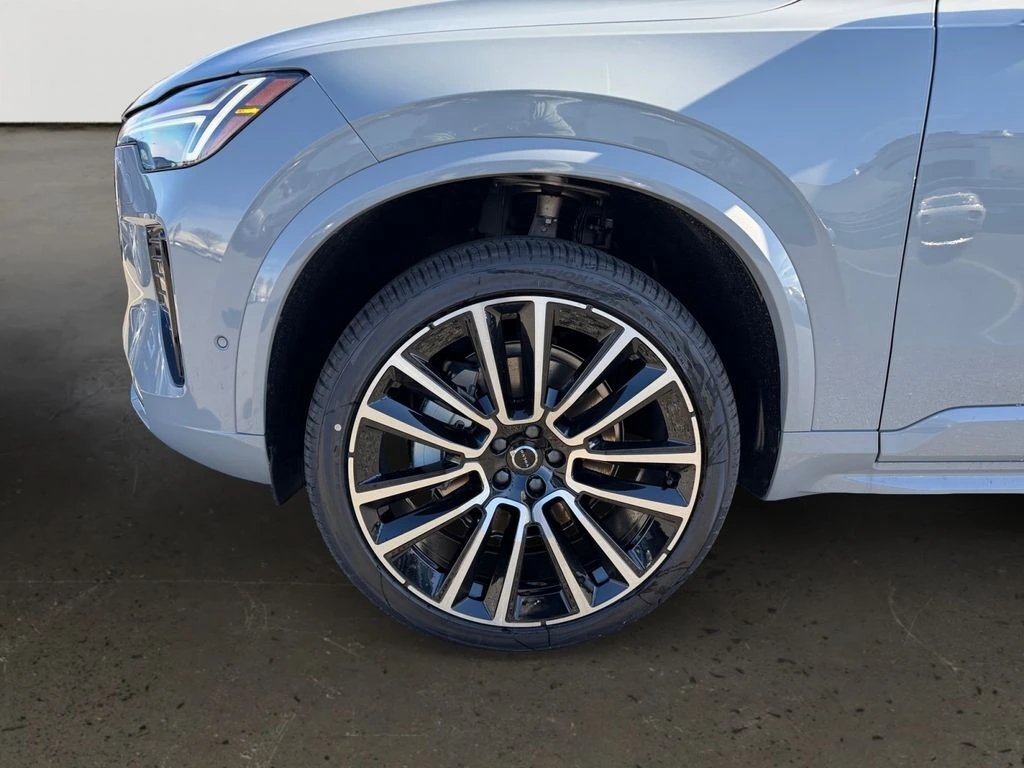 2026 Volvo - image 25
