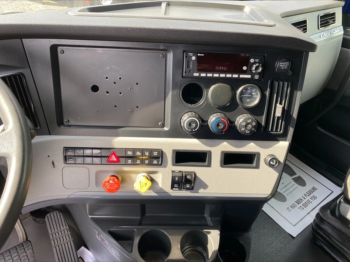 2022 Freightliner Cascadia - image 18