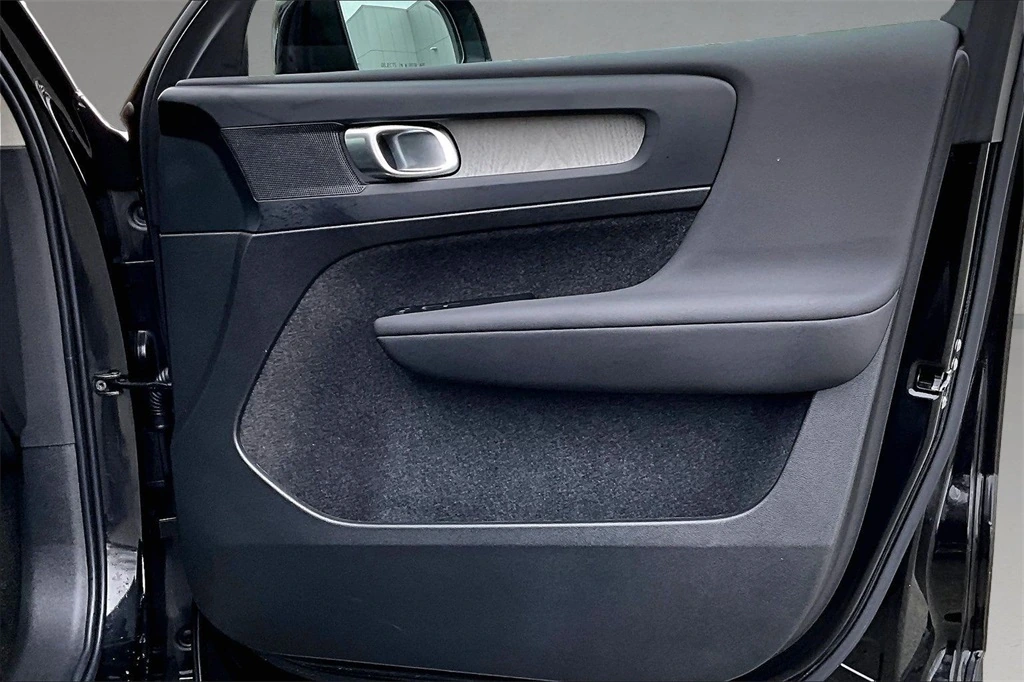 2026 Volvo - image 28