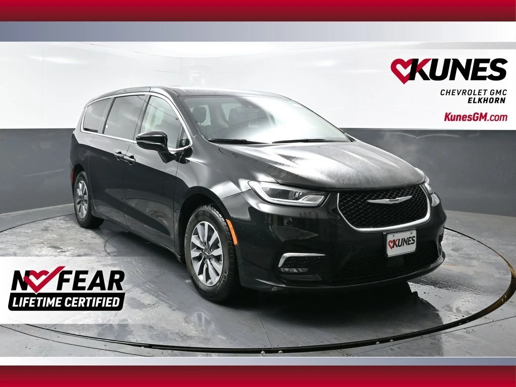 2024 Chrysler Pacifica Select's photo