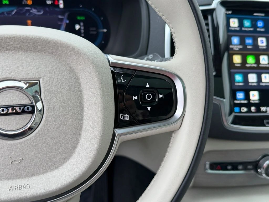 2025 Volvo - image 18