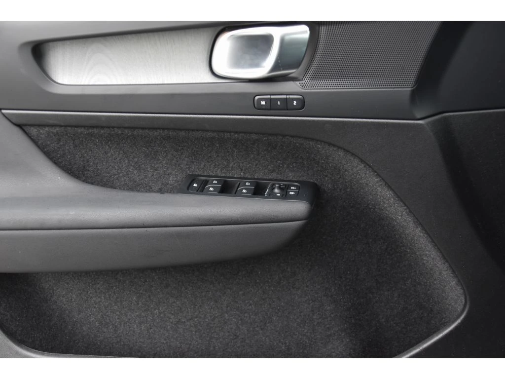 2025 Volvo - image 23