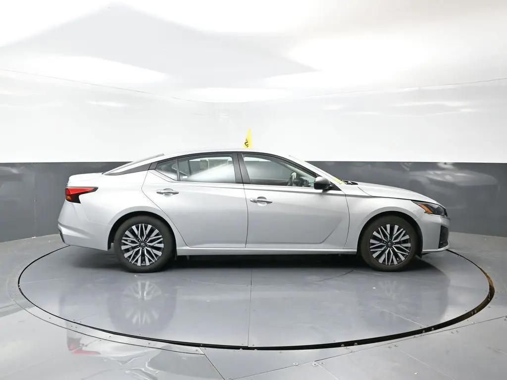 2024 Nissan Altima 2.5 SV photo 2