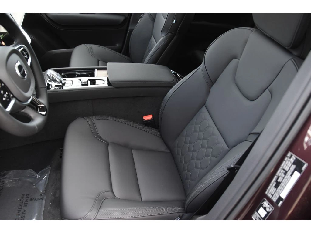 2026 Volvo - image 12