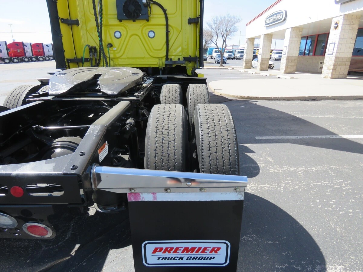 2022 Freightliner Cascadia - image 6