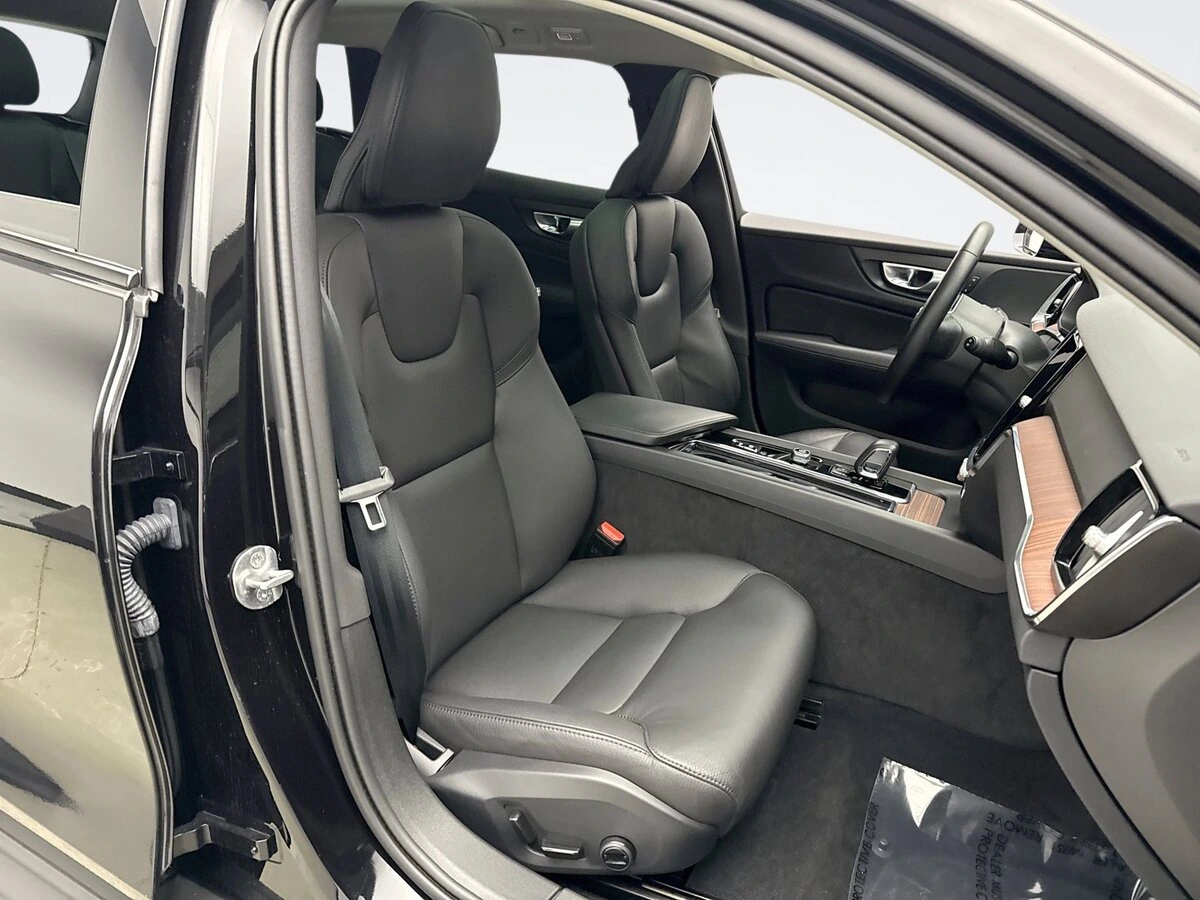 2024 Volvo - image 17