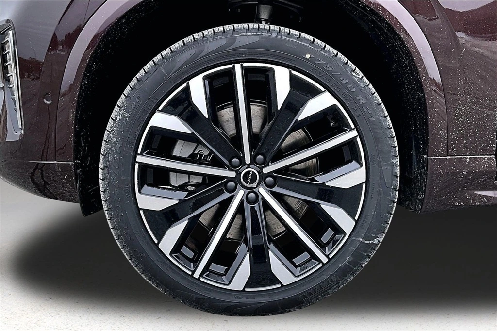 2026 Volvo - image 13