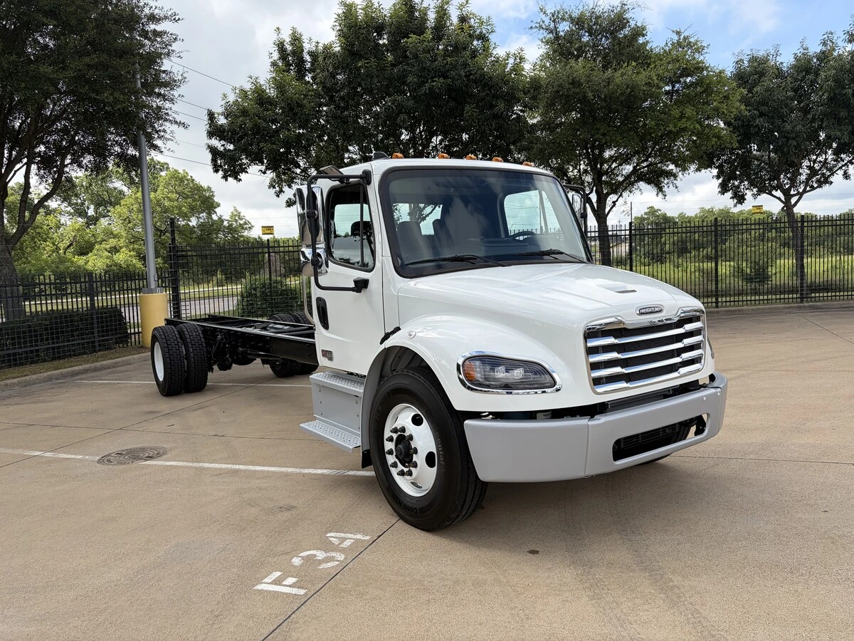 2027 Freightliner M2 106 — photo 7