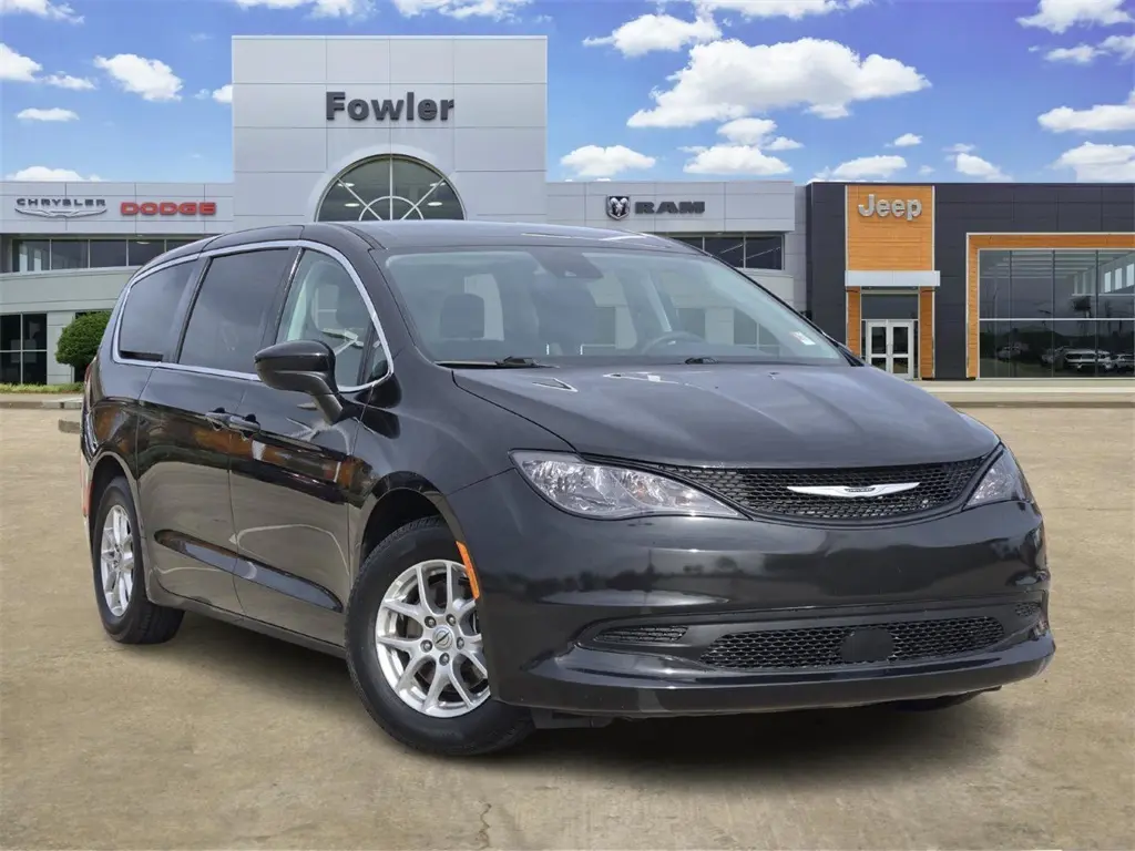 2023 Chrysler Voyager's photo