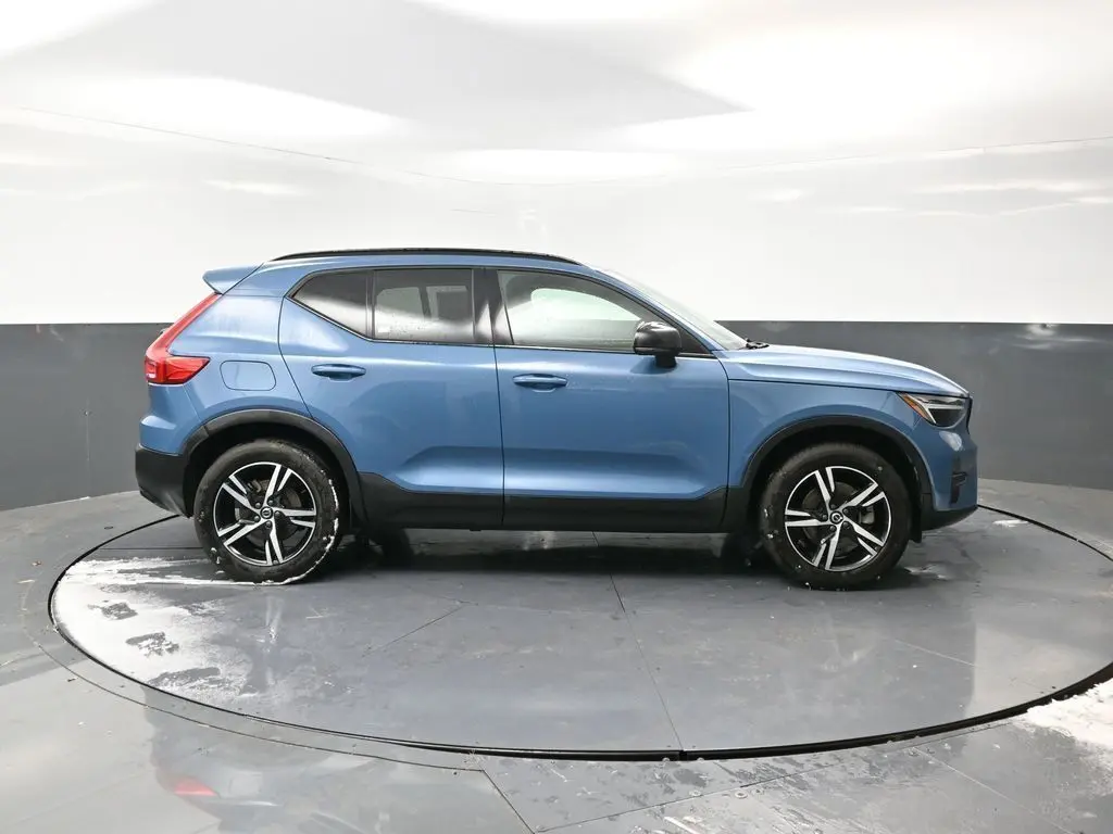 2024 Volvo XC40 Core photo 2