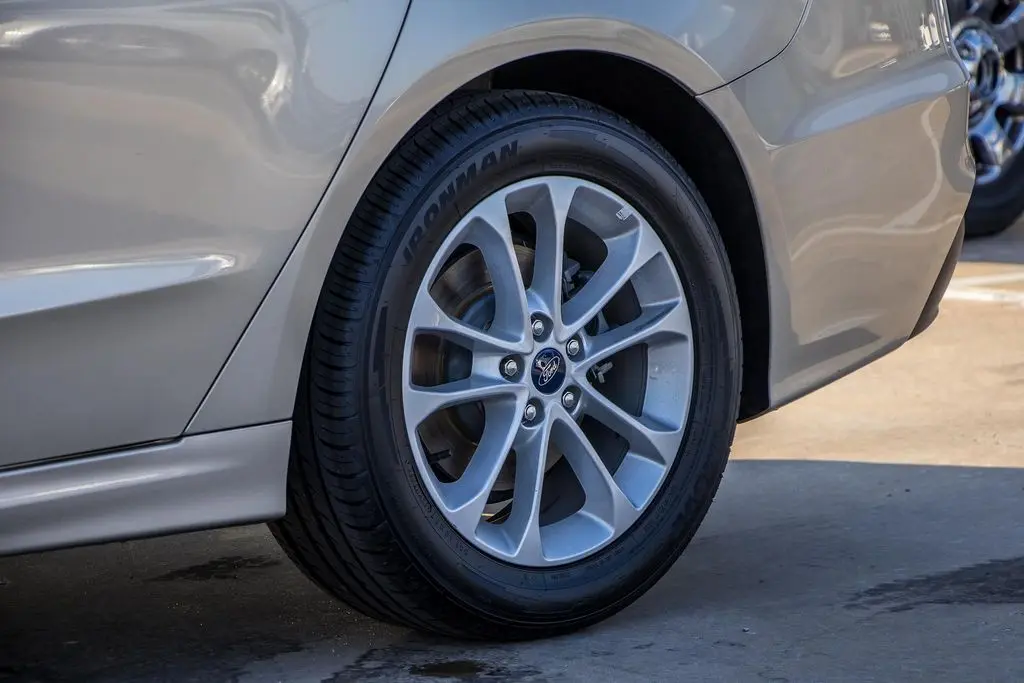 2019 Ford Fusion SE photo 2