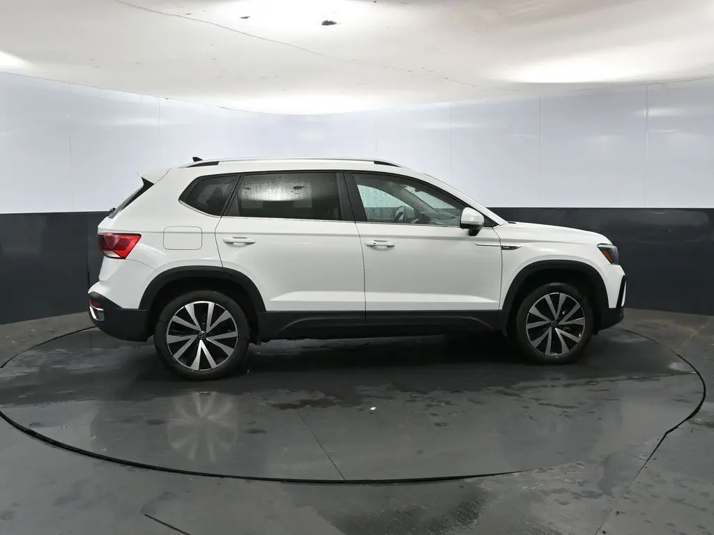 Used 2024 Volkswagen Taos SE with VIN 3VVSX7B27RM044262 for sale in Elkhorn, WI