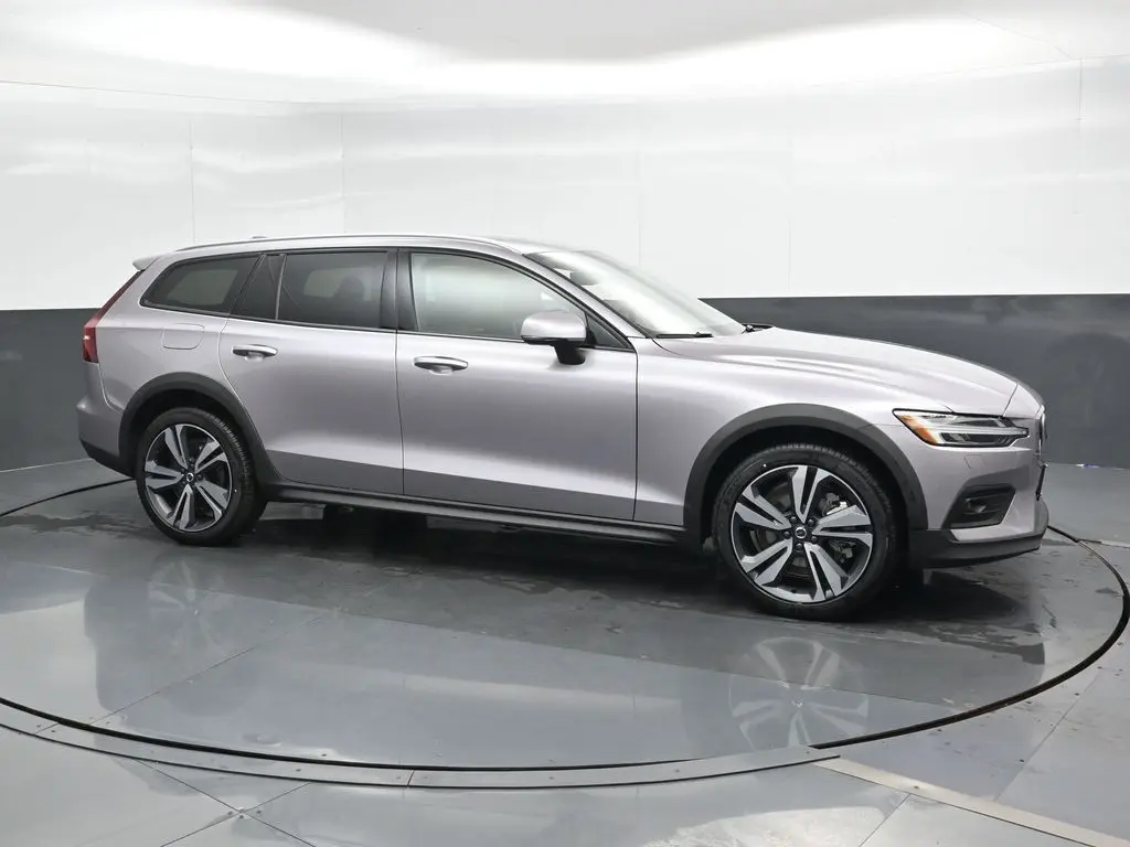2026 Volvo - image 3