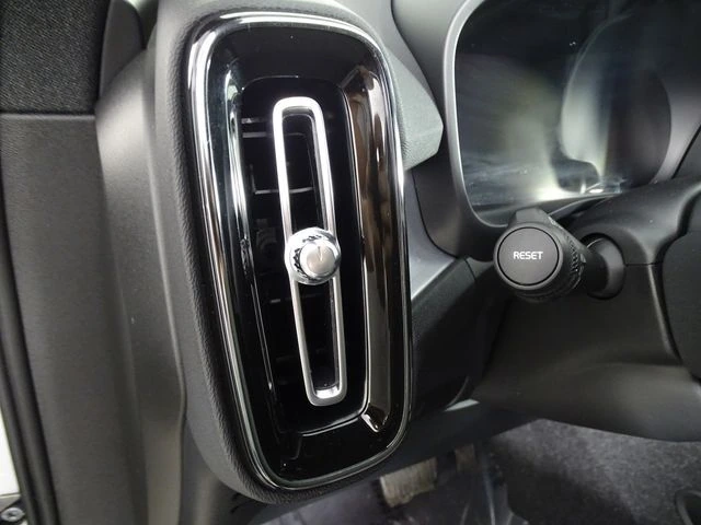 2025 Volvo - image 19